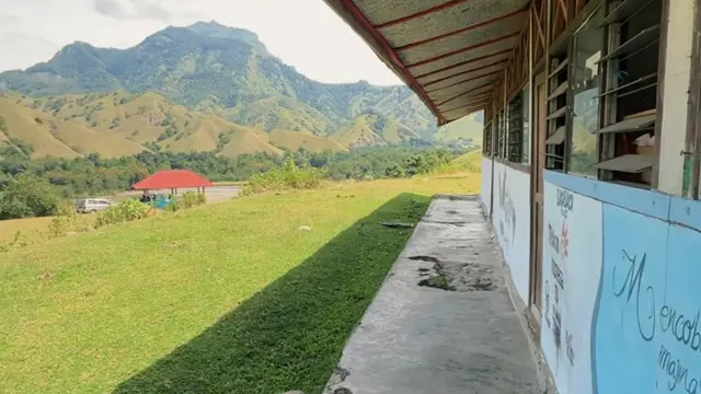 Sekolah SD di Tana Toraja dengan pemandangan terindah di Indonesia. (Dok: IG @@jonesdospy18 https://www.instagram.com/p/C_zz9zGSHZh/?igsh=MTV2ZWJ2anBzc2dlbQ%3D%3D)