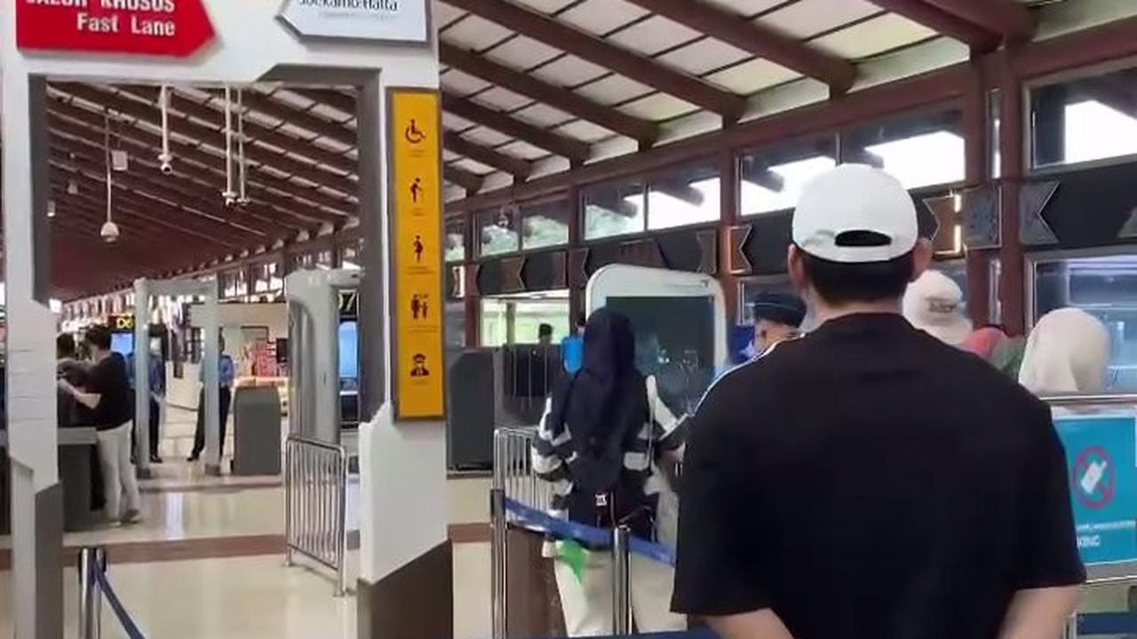 7 Potret Ifan Seventeen Bersama Anak Perempuannya, Suapi Sang Putri - Antar ke Bandara Mau Balik Pesantren