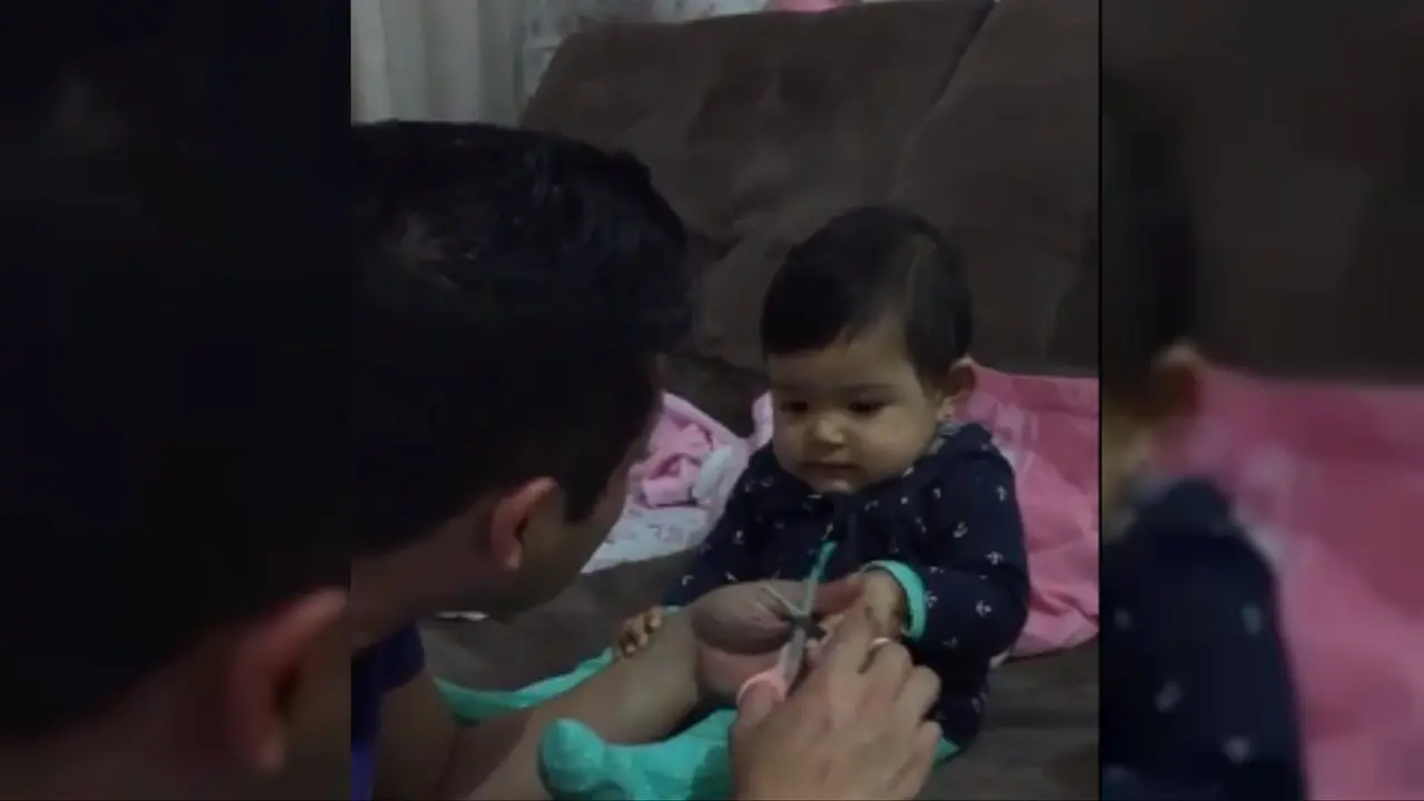 Video Kocak Bayi Akting Kesakitan Saat Potong Kuku