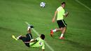 Pemain Brasil Neymar Junior melakukan tendangan salto pada sesi latihan di Salvador, Brasil, Senin(16/11/2015). Brasil akan melawan Peru pada Qualifikasi Piala Dunia Rusia 2018. AFP Photo/Christophe Simon)