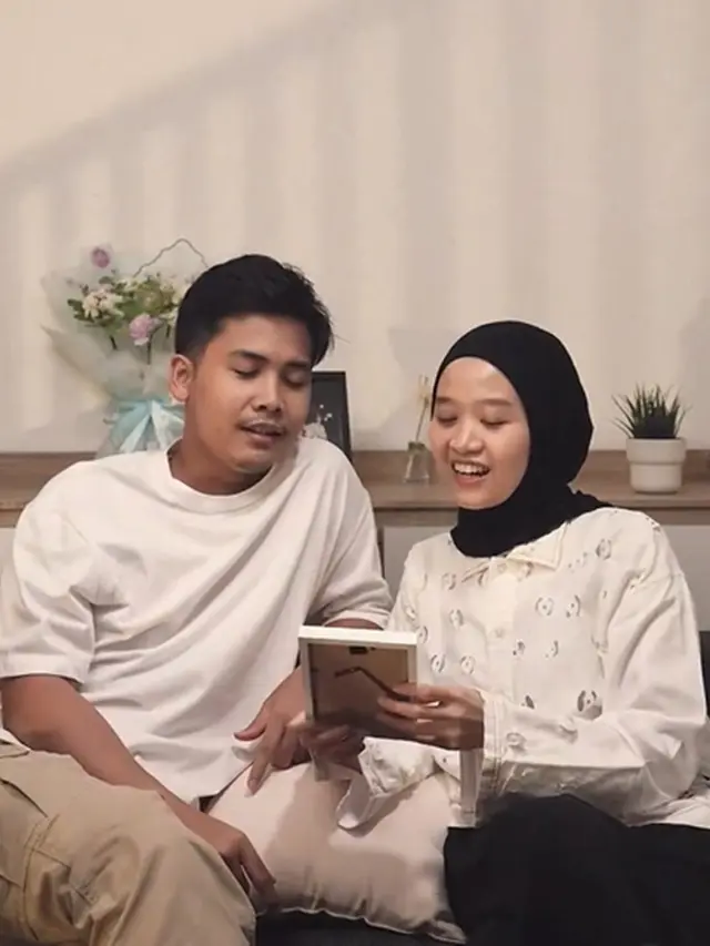 Penantian 3 Tahun, Ini 6 Potret Bintang Emon Umumkan Istri Hamil Anak Pertama
