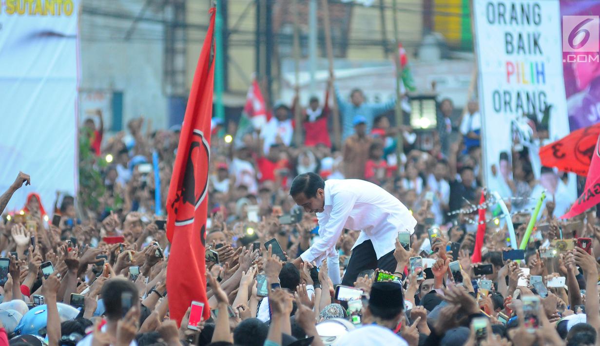 Capres nomor urut 01 Joko Widodo atau Jokowi menyalami pendukungnya saat kampanye terbuka di Alun-Alun Brebes, Jawa Tengah, Kamis (4/4). Jokowi menargetkan kemenangan lebih dari 80 persen di Brebes. (Liputan6.com/Angga Yuniar)