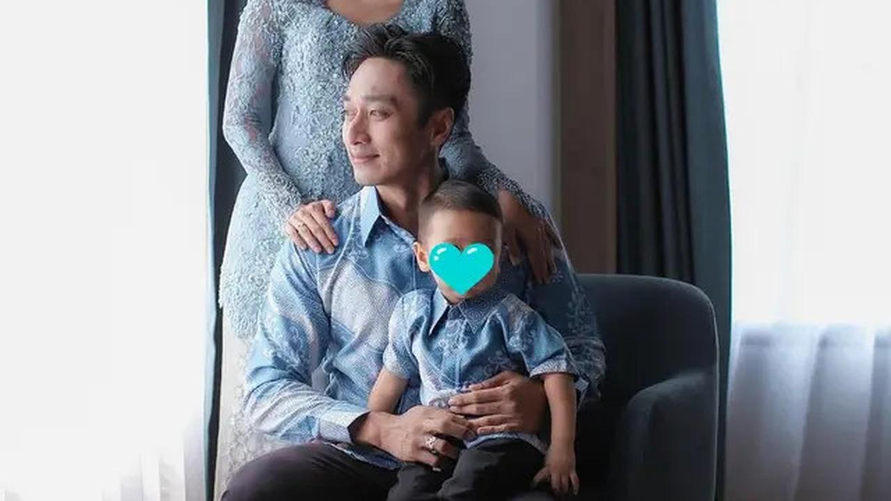Dalam foto keluarganya yang penuh dengan kebahagiaan, momen istimewa ini diabadikan oleh Heixla Photoworks. Ina Marika terlihat memesona dengan makeup ringan dan gaya rambut yang elegan disanggul.