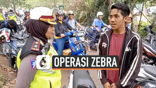 Ada yang unik saat Satuan Polisi Lalu Lintas Polresta Pontianak, Kalimantan Barat, menggelar Operasi Zebra Kapuas, Senin (28/10/2019). Polisi memberikan hukuman membaca Sumpah Pemuda bagi para pelanggar lalu lintas.
