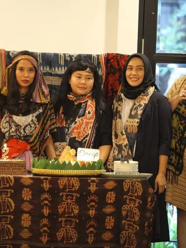 Dian Oerip diajak komunitas Perempuan Pelestari Budaya Indonesia (PPBI) meluncurkan gerakan cinta mengenakan kain tradisional.