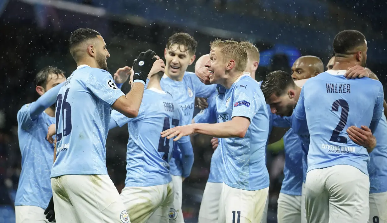Gelandang Manchester City, Riyad Mahrez (kiri) berselebrasi dengan rekan-rekannya usai mencetak gol ke gawang PSG pada leg kedua semifinal Liga Champions di stadion Etihad, Rabu (5/5/2021). Mahrez mencetak dua gol di pertandingan ini dan mengantar City menang 2-0 atas PSG. (AP Photo/Dave Thompson)