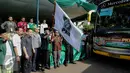 Sekjen DPP PKB Abdul Kadir Karding melepas pemudik gratis di halaman Tugu Proklamasi, Jakarta, Selasa (13/7/2015). 30 bus dipersiapkan untuk membawa 1.500 pemudik dengan tujuan kota-kota besar di Jawa Tengah dan Jawa Timur. (Liputan6.com/Faizal Fanani)