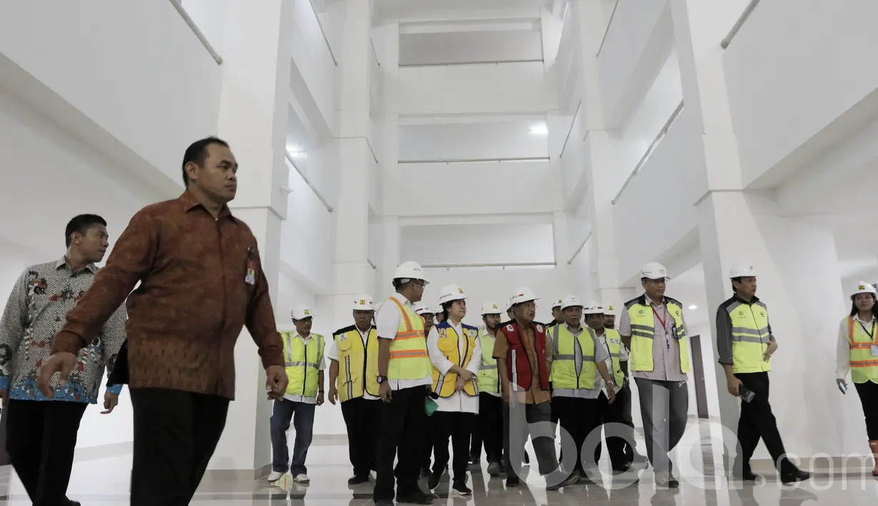 Wakil Presiden RI, Jusuf Kalla, meninjau pembangunan wisma atlet di Kemayoran. Wisma Atlet untuk Asian Games 2018 terdiri dari 10 menara memiliki sebanyak 7.426 unit. (Bola.com/M Iqbal Ichsan)
