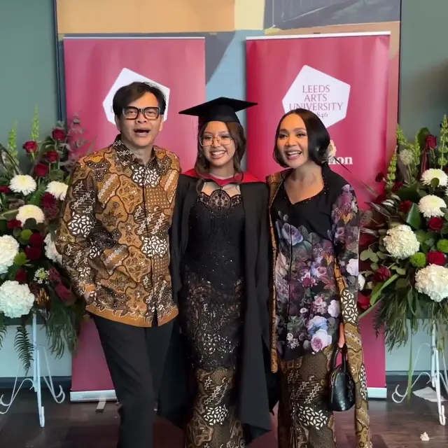 [Fimela] Dewi Gita Berkebaya di Inggris