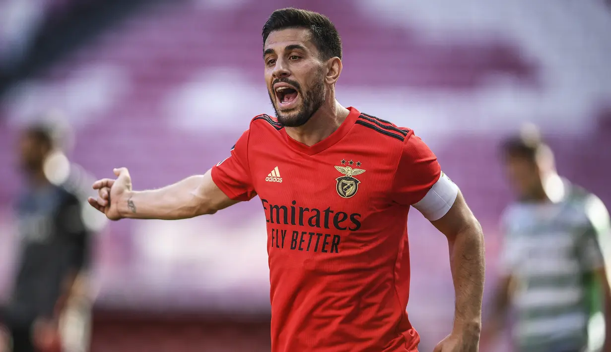 Pizzi. Gelandang serang Portugal berusia 32 tahun ini baru saja bergabung dengan klub asal Uni Emirat Arab Al-Wahda FC dengan status bebas transfer usai kontraknya habis bersama Benfica yang telah dibelanya sejak awal musim 2013/2014. Ia diikat oleh Al-Wahda FC dengan durasi kontrak hingga Juni 2024. Bersama Benfica ia total tampil dalam 360 laga di semua ajang dengan torehan 94 gol dan 95 assist. Ia juga sempat dipinjamkan ke dua klub Eropa, Espanyol dan Istanbul Basaksehir. (AFP/Patricia De Melo Moreira)