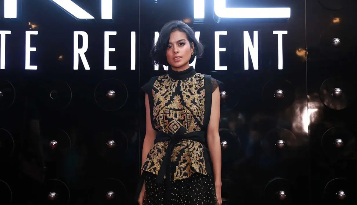 Begitu juga dengan gaya ini. Saat Eva tampil di dalam sebuah acara. Gayanya sangat mirip dengan ibunya yang fashionable, bukan? (Kapanlagi.com/Muhammad Akrom Sukarya)