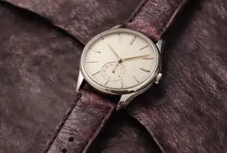 Limbah air kelapa dikelola menjadi strap jam leather jadi produk ramah lingkungan. [@circleoflife.labs]