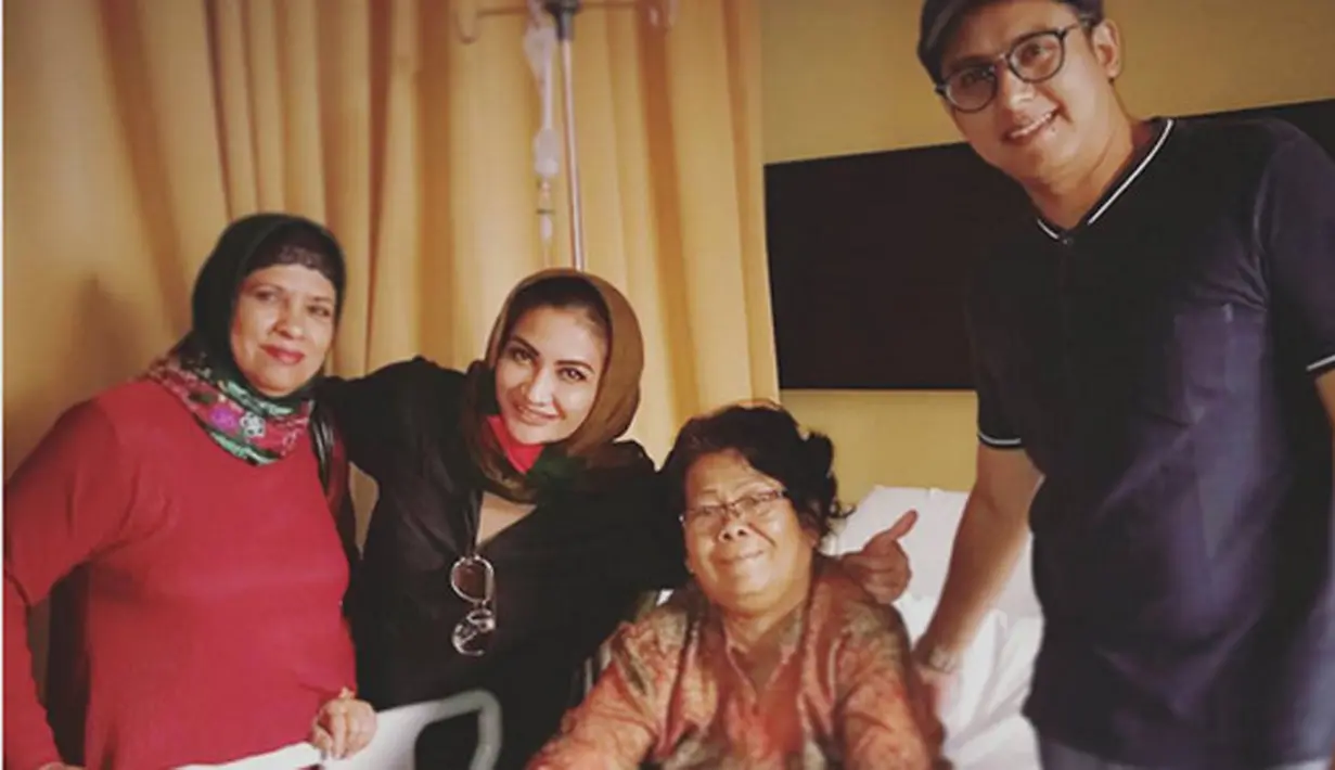 Bintang sinetron Dari Temen Jadi Demen itu tidak menyangka sang ibu akan dipanggil begitu cepat. Sejak tahun 2010 Nurmiati yang berprofesi sebagai guru itu mengindap kanker payudara. (Instagram/natalie_sarahs)