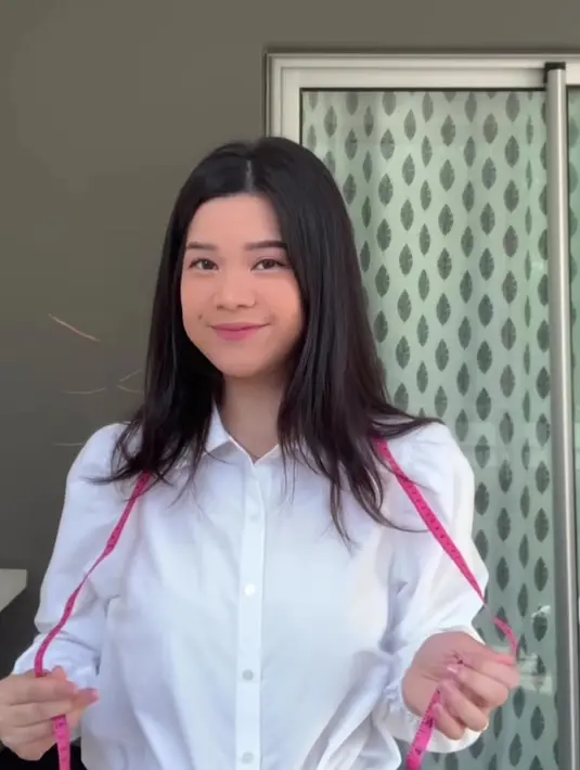 Di lihat dari unggahannya di instagram, Sinta selalu menghabiskan waktunya untuk menjahit baju. [instagram/sisisinta]