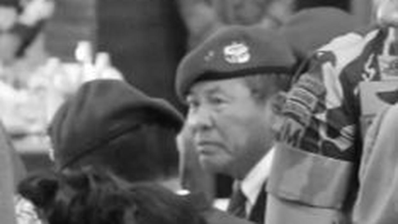 Namun dengan penuh hormat, Prabowo menolak tangannya dicium oleh Hetty.<br>