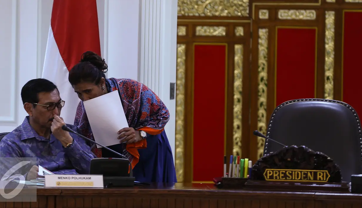 Menteri KKP, Susi Pudjiastuti berbincang dengan Menko Polhukam Luhut Pandjaitan sebelum mengikuti rapat terbatas di Kantor Presiden Komplek Kepresidenan, Jakarta, Rabu (29/6). (Liputan6.com/Faizal Fanani)