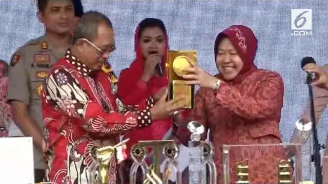 Wali Kota Surabaya Tri Rismaharini memamerkan berbagai penghargaan yang didapat