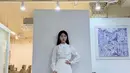 Untuk style feminin dan classy, kamu bisa kenakan blouse dan pencil skirt warna putih ala IU saat memerankan karakter Jang Manwol di drakor Hotel del Luna. (Instagram/jangmanwol_).