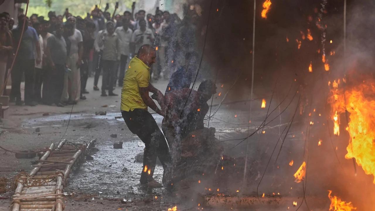 FOTO: Evakuasi Dramatis Korban Kebakaran Hotel di New Delhi