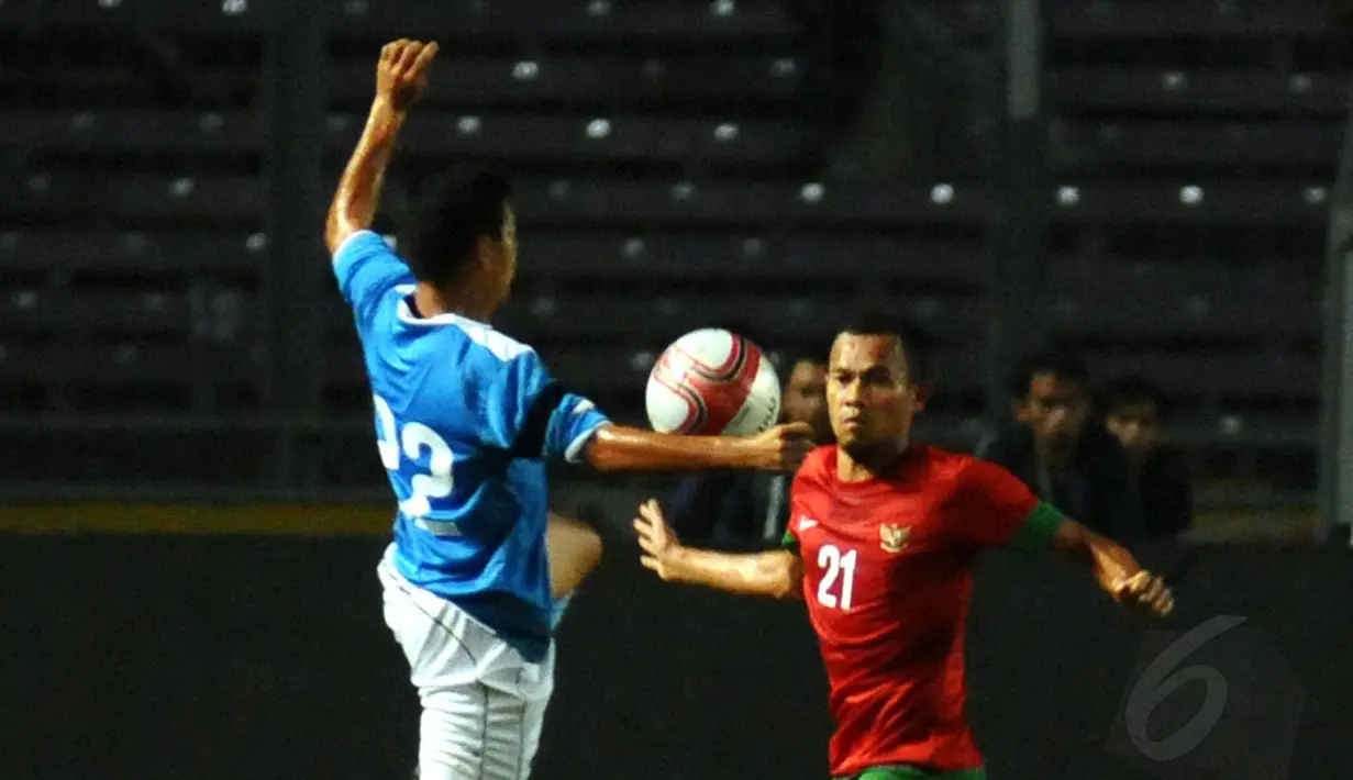 Pemain belakang Timnas Indonesia, Supardi, mencoba menahan laju serangan AFF All Star yang dibangun Emilio Asada Caligdong di Stadion GBK Jakarta, (11/5/2014). (Liputan6.com/Helmi Fithriansyah)