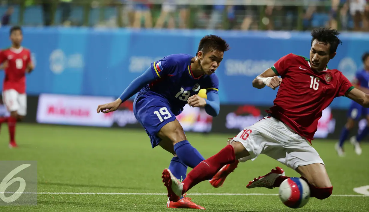 Bek timnas Indonesia U-23, Hansamu Yama Pranata (kanan) mencoba menahan tendangan Paolo Salenga (Filipina) di penyisihan Grup A Sea Games 2015 di Stadion Jalan Besar, Singapura, Selasa (9/6/2015). Indonesia unggul 2-0. (Liputan6.com/Helmi Fithriansyah)