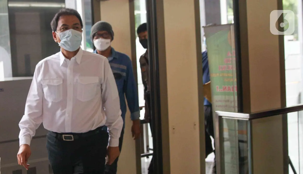 Terdakwa mantan Wakil Ketua DPR Azis Syamsuddin bersiap mengikuti sidang putusan kasus suap kepada mantan penyidik KPK AKP Stepanus Robin Pattuju untuk pengurusan perkara Dana Alokasi Khusus (DAK) Lampung Tengah, di Pengadilan Tipikor, Jakarta, Senin (14/2/2022). (Liputan6.com/Herman Zakharia)