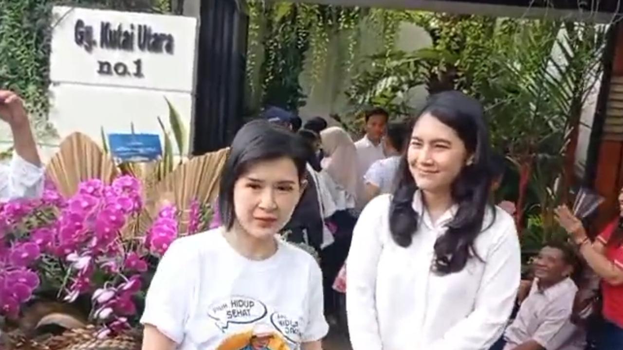 Datang ke Rumah Jokowi, Grace Natalie dan Kader PSI Pakai Kaos 'pilih hidup sehat' dan 'atau hidup Jokowi