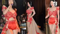 Gara-gara memakai sebuah gaun, Dewi Perssik menjadi pembicaraan warganet.