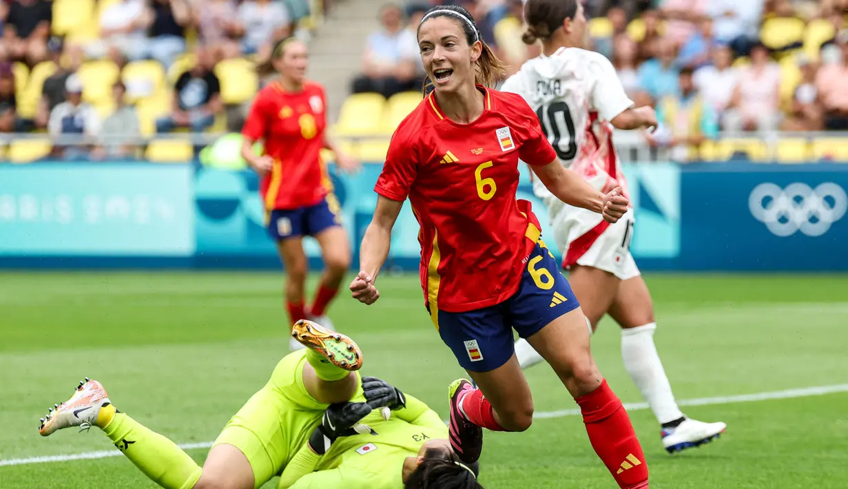 Gelandang Spanyol, Aitana Bonmati melakukan selebrasi usai mencetak gol pada pertandingan sepak bola Olimpiade Paris 2024 grup C putri melawan Jepang di Stadion La Beaujoire di Nantes pada 25 Juli 2024. (ALAIN JOCARD/AFP)