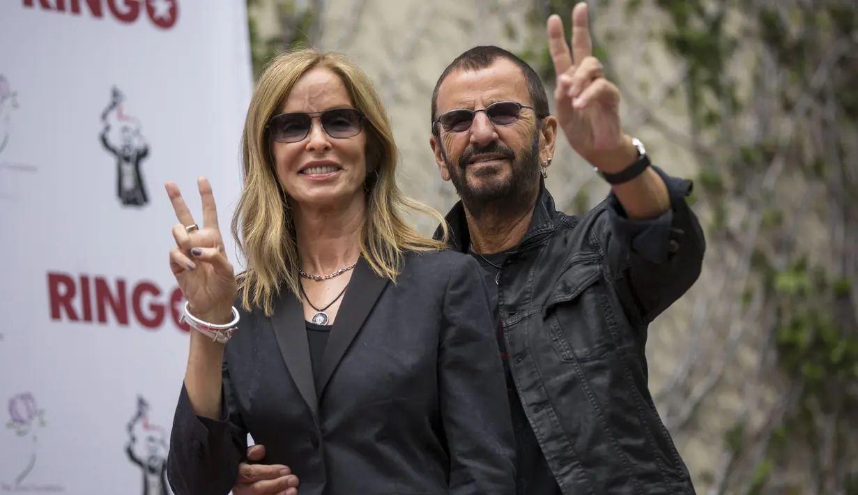 Drummer The Beatles, Ringo Starr dan istrinya, Barbara saat menghadiri perayaan ulang tahun Ringo yang ke-75 di Los Angeles, California, Selasa (7/7/2015). Acara perayaan ulang tahun tersebut bertema Peace & Love. (REUTERS/Mario Anzuoni)