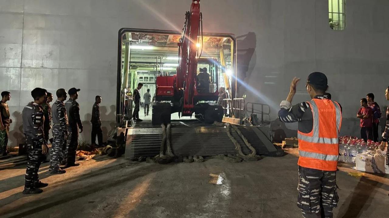 FOTO: KRI Banda Aceh Laksanakan Debarkasi Bantuan Alat Berat di Lhokseumawe