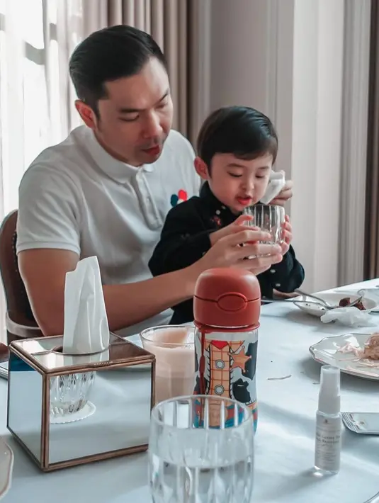 Harvey Moeis dan Raphael Moeis tampil dengan outfit kembar; polos shirt. Harvey tampil mengenakan polo shirt lengan pendek putih, sedangkan Raphael dengan polo shirt lengan panjang berwarna hitam. [Foto: Instagram/raphaelmoeis]