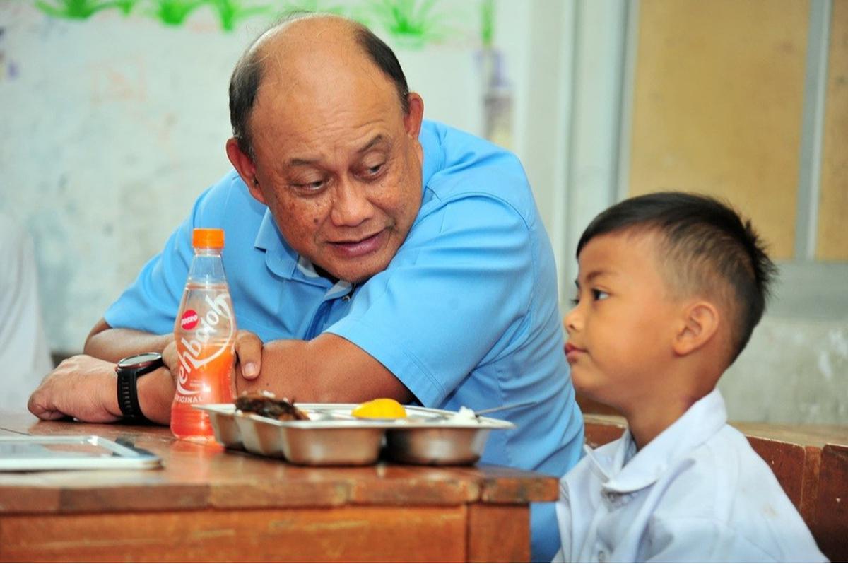 Kepala Badan Gizi Nasional Dadan Hindayana saat meninjau program Makan Bergizi Gratis