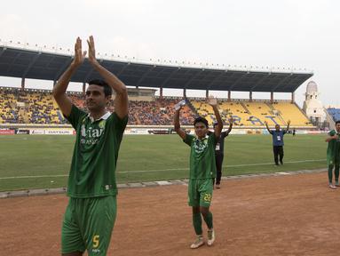 Para pemain Persebaya United menyapa pendukung mereka usai laga Piala Presiden melawan Persiba di Stadion Si Jalak Harupat, Bandung, Kamis (10/9/2015). (Bola.com/Vitalis Yogi Trisna)