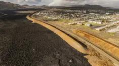 Aliran lahar terlihat di kota Grindavik, Islandia, Kamis, 30 Mei 2024.  (AP Photo/Marco di Marco)