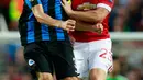 Bek  MU Luke Shaw beradu bola udara dengan Timmy Simons dalam pertandingan kualifikasi UEFA Champions League leg pertama di Old Trafford, Manchester , Inggris, Selasa (18/8/2015).  Gol dicetak oleh Memphis Depay dan Fellaini. (Reuters/Jason Cairnduff)