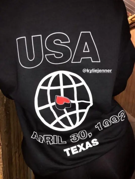 Dilansir dari Cosmopolitan, para undangan mendapat hoodie yang bertemakan ulang tahun Travis. (instagram/kyliesnapchat)