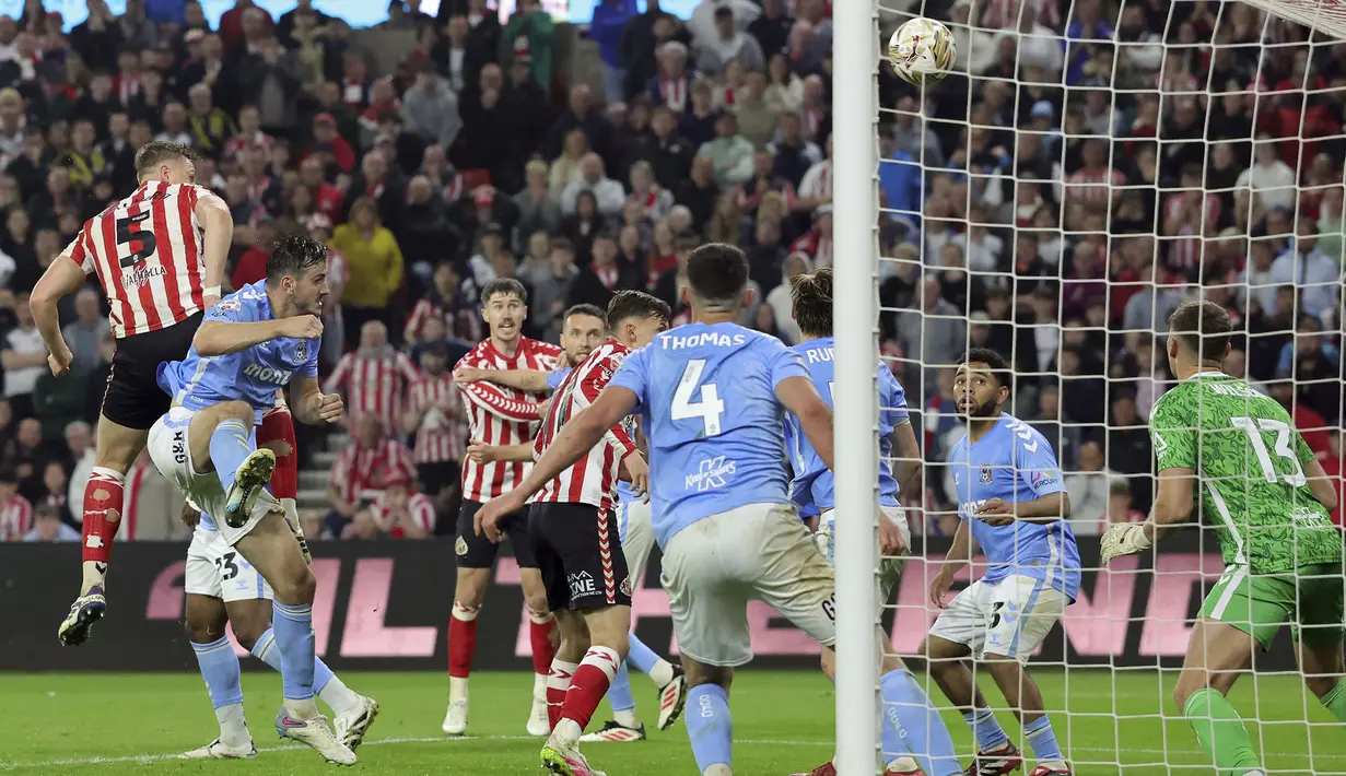 Pemain Sunderland, Daniel Ballard mencetak gol kemenangan timnya atas Convetry City dalam laga leg 2 babak semifinal play off Championship di Stadium of Light, Sunderland, Inggris, Selasa (13/05/2025) waktu setempat. (AP Photo/PA/Steve Welsh)