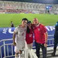 Azizah Salsha bersama sang suami, Pratama Arhan serta ayahnya, Andre Rosiade, setelah Timnas Indonesia menang atas Korea Selatan dalam laga perempat final Piala Asia U-23 di Stadion Abdullah bin Khalifa, Doha Qatar. (Instagram @andre_rosiade)