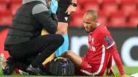 Gelandang Liverpool, Fabinho, dihantam cedera saat timnya menang 2-0 atas Midtjylland, pada laga kedua Grup D Liga Champions di Stadion Anfield, Rabu (28/10/2020) dini hari WIB. (Michael Regan / POOL / AFP)