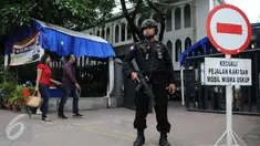 Petugas kepolisian berjaga di depan Gereja Katedral, Jakarta, Sabtu (24/12). Penjagaan dilakukan untuk menjaga kondusifitas agar acara Malam Misa Natal bisa berjalan lancar. (Liputan6.com/Helmi Afandi) 