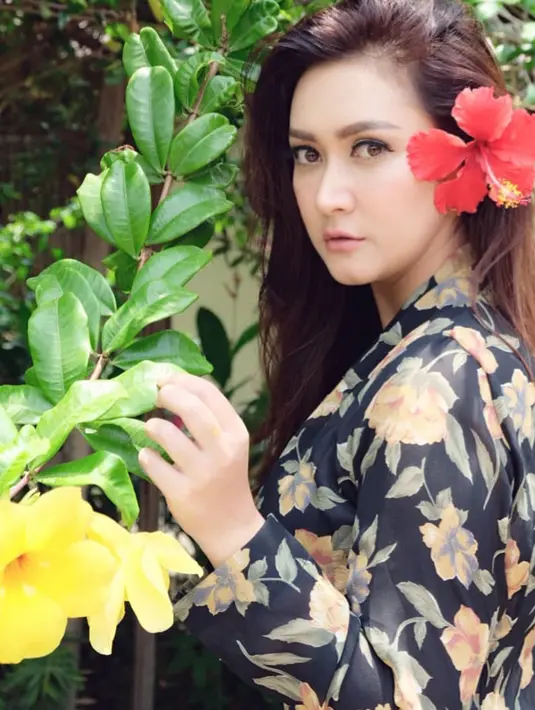 Lama tak terdengar kabarnya, ternyata Nafa Urbach memilih untuk terjun ke dunia politik.