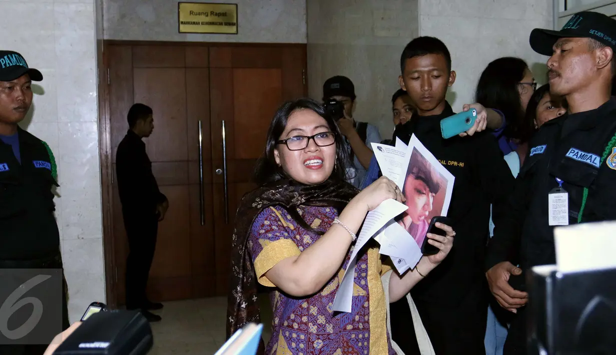 Direktur LBH APIK Ratna Bantara Mukti saat datang di Gedung Nusantara II, Komplek Parlemen, Jakarta, (2/2). Ia langsung masuk ke Sekretariat MKD dengan membawa sejumlah bukti. (Liputan6.com/JohanTallo)