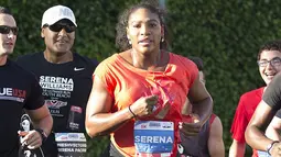 Petenis top Serena Williams saat mengikuti lomba lari 5 km bertajuk Serena Williams Live Ultimate Run di Miami Beach, Florida, Senin (14/12). Ajang amal ini dilangsungkan oleh yayasan Serena sendiri--Serena Williams Fund. (dailymail.co.uk)
