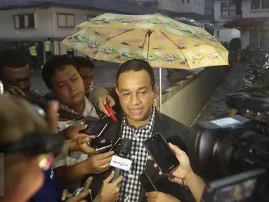 Mendikbud Anis Baswedan (tengah) saat diwawancarai di RSAL Mintohardjo, Jakarta, Senin (14/3). RSAL Mintohardjo dijaga ketat pasca terbakarnya ruang tabung Pulau Miangas yang terletak di Gedung Ruang Udara Bertekanan Tinggi. (Liputan6.com/Gempur M Surya)
