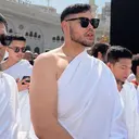 Potret Ivan Gunawan Umrah, Bagikan Renungan di Depan Kabah