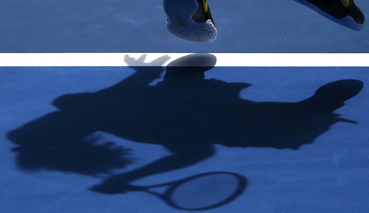 Bayangan petenis AS, Serena Williams, saat menghadapi petenis putri Rusia, Maria Sharapova, dalam perempatfinal tenis Australia Terbuka 2016 di Melbourne Park, Australia, (26/1/2016). (Action Images via Reuters/Jason O'Brien)