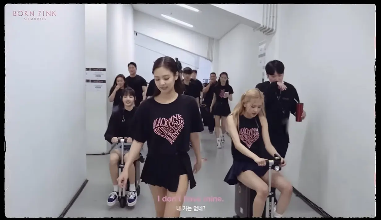 Anggota Blackpink sangat suka naik koper elektrik. Mereka bermain-main dengan koper ini di belakang panggung. Saat konser di beberapa negara, mereka bahkan juga naik koper elektrik di atas panggung. (Foto:YouTube/ BLACKPINK)