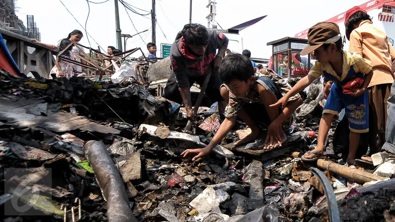 20150805-Mencari Yang Tersisa Pasca Kebakaran Pasar Gembrong-Jakarta