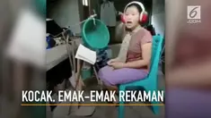 Kocak, seolah sedang rekaman di dalam studio emak-emak ini menyanyikan lagu 'tenda biru'.